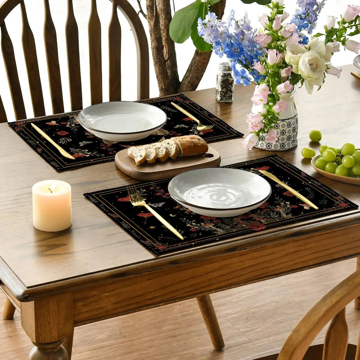 tapis table vintage noir papillons fleurs lune romantique assiettes fourchettes couteaux