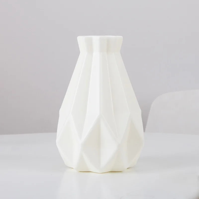 vase moderne plastique rose blanc motifs ondulés décoration florale artificielle table minimaliste