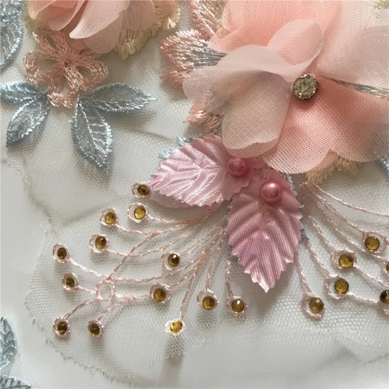 appliques textiles fleurs reliefs strass dorés couleurs roses bleues argentées