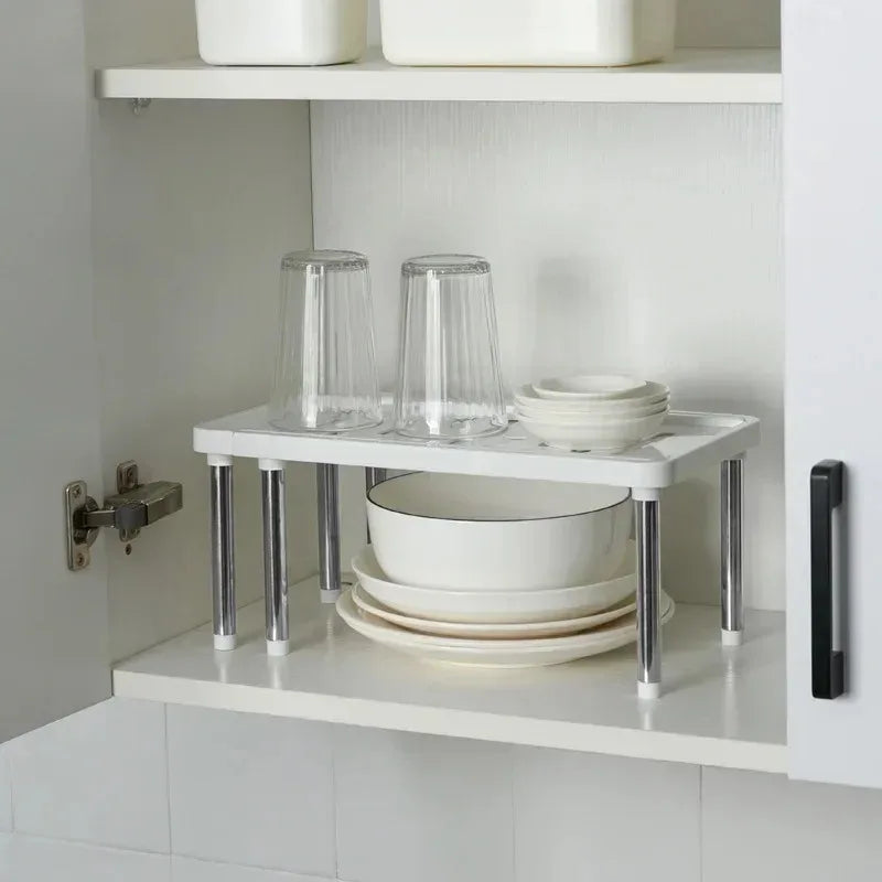 étagère cuisine rétractable blanc gris moderne perforations pieds métalliques bouteilles épices appareils électroménagers