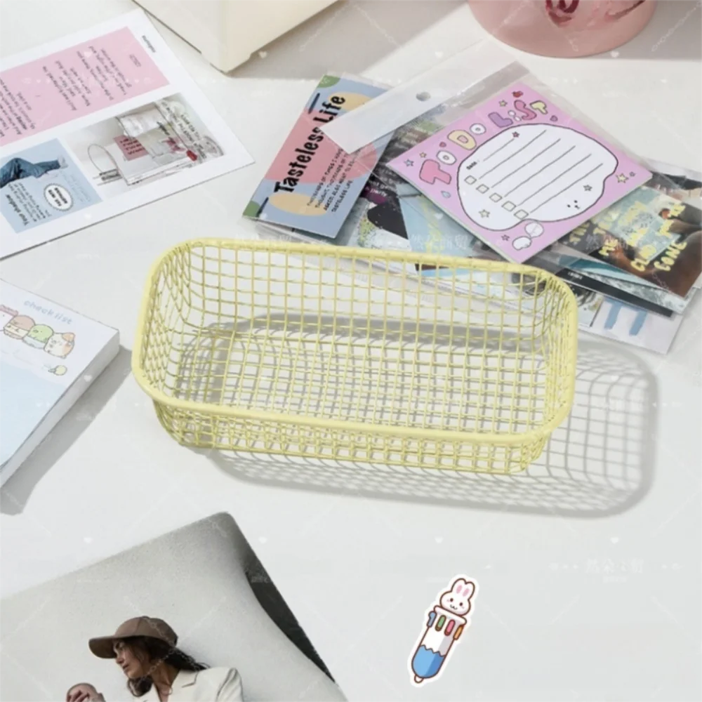 paniers métalliques maille moderne bleu rose jaune blanc organisateurs empilables multifonctionnels