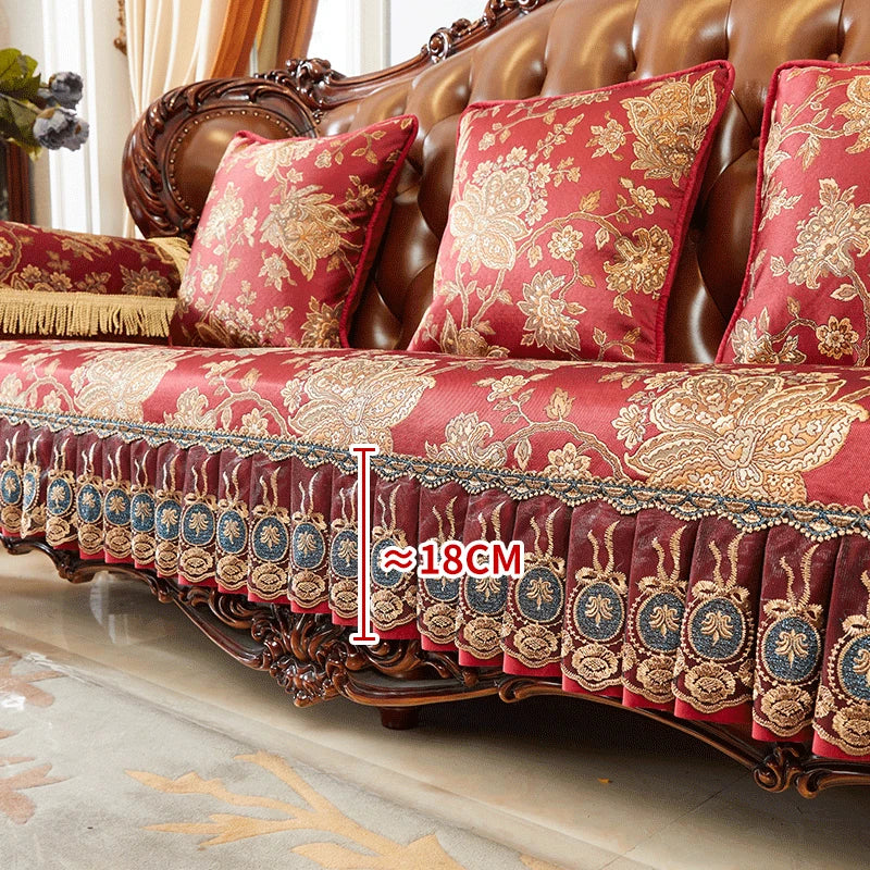 Élégant canapé capitonné orné de riches motifs floraux et de décorations ornementales, offrant un confort et un style sophistiqués.