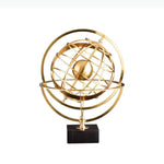 sculpture géométrique moderne sphère dorée anneaux circulaires décoration chambre minimaliste