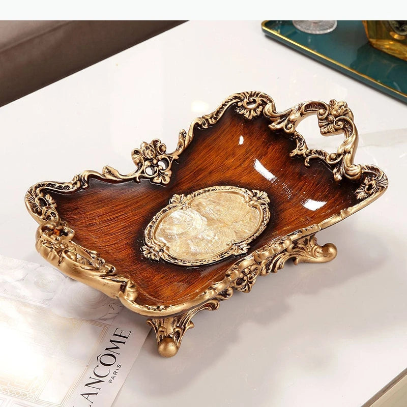 vase baroque ornements dorés motif floral incrustations marbre décor intérieur classique arrangement fleuri