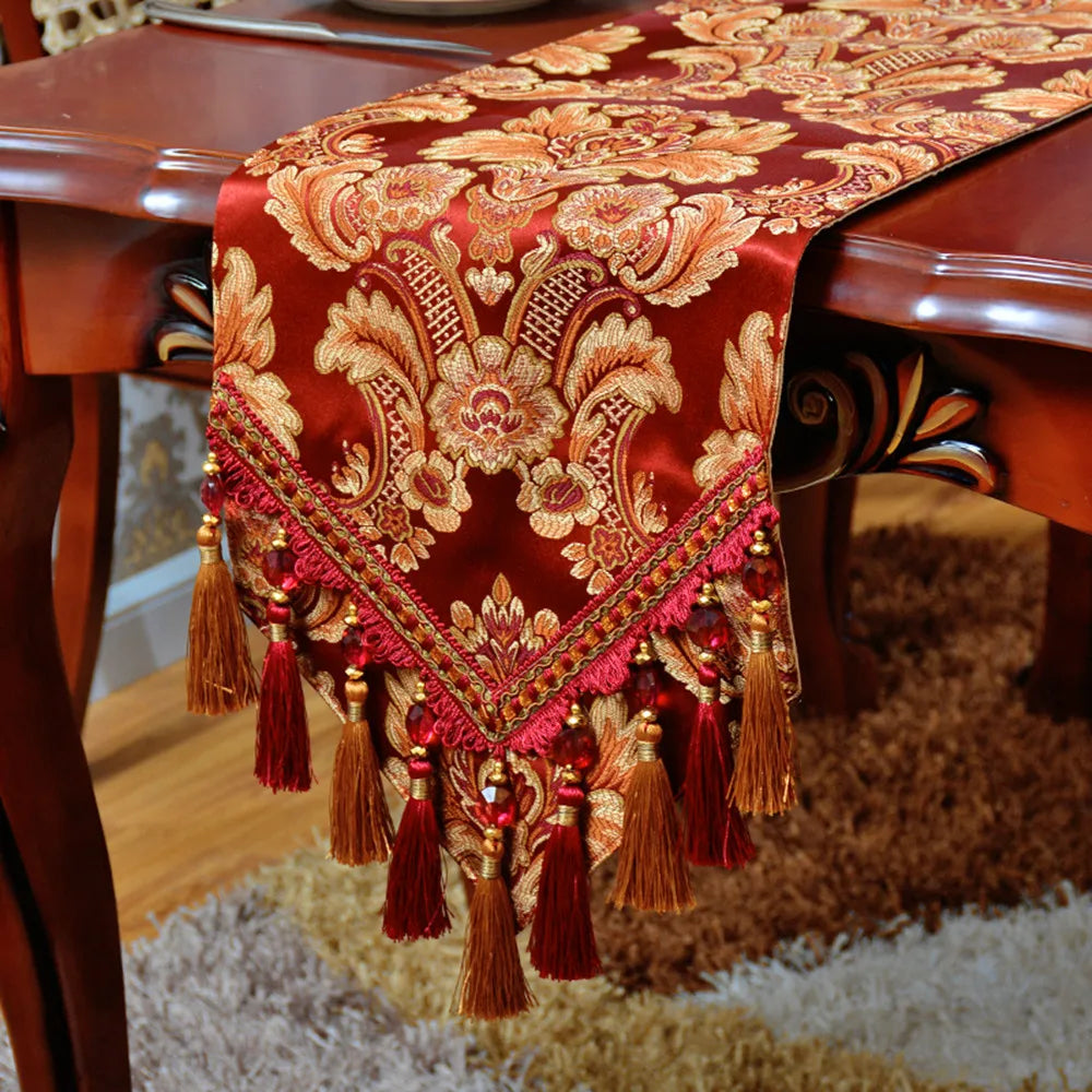 table luxe brodée motifs floraux rouge bordeaux or beige festive rich textureFRINGES