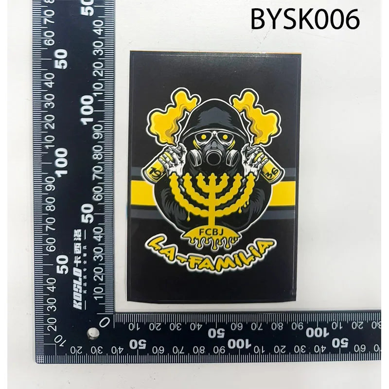 autocollants stickers familia 2005 logo cochon hébreu sport graphique noir jaune blanc gris mur