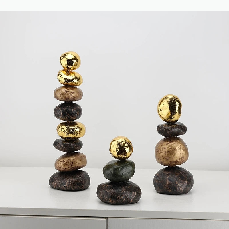 sculpture moderne pierres noires marron dorées brillance minimaliste éléments naturels