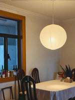suspension lumineuse moderne blanc rayures horizontales opacité câble suspendu salon chambre principal
