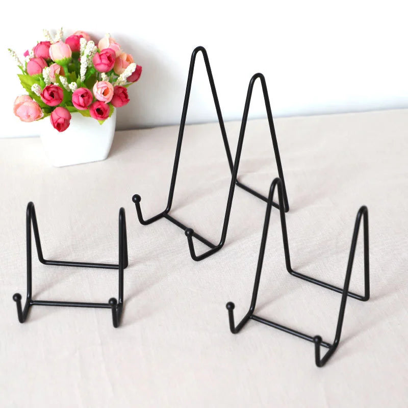support d'affichage moderne minimaliste respectueux environnement noir blanc doré marron clair métal fer crochets