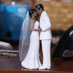 figurines mariés gâteau mariage blanc peau foncée texture lisse voile transparent classique