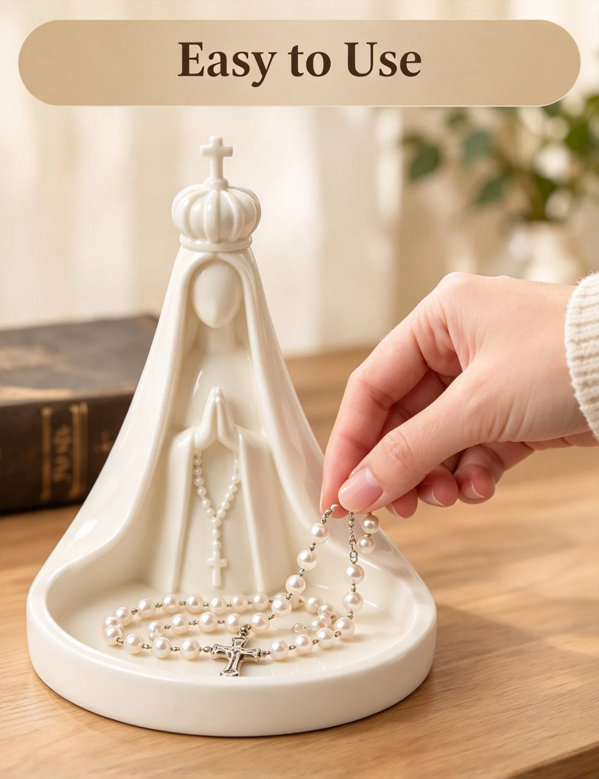 statue religieuse blanche couronne croix chapelet sculpture détaillée classique ornement intérieur decoration
