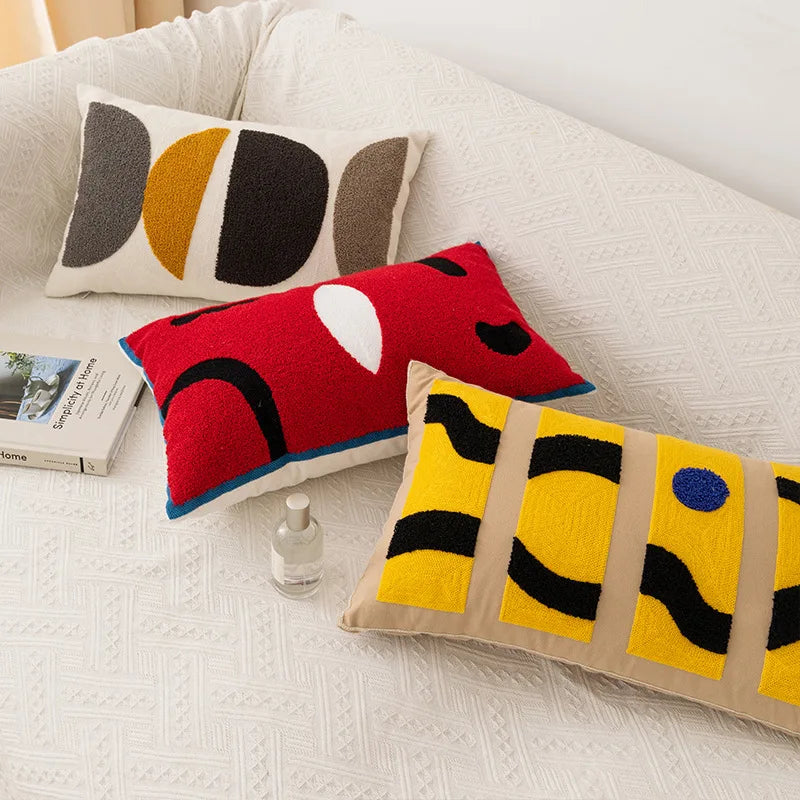 Des coussins décoratifs colorés avec des motifs géométriques et abstraits, donnant une touche de style et de personnalité à la pièce.