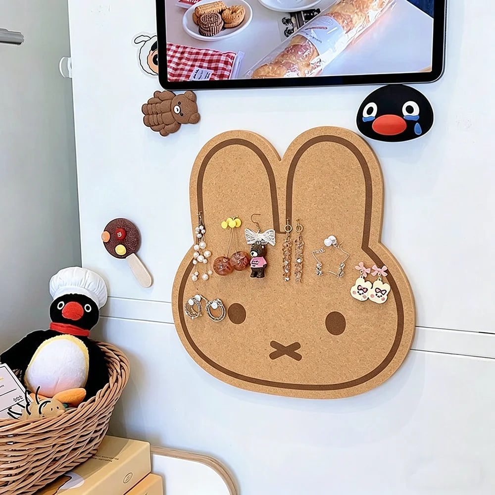 tableau rangement liège miffy décoration murale enfantine dessin animé lapin oreilles pointues chapeau dentelle