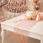 nappe brillante or rose motifs organiques semi transparent festive assiettes blanches couverts gâteau d'anniversaire