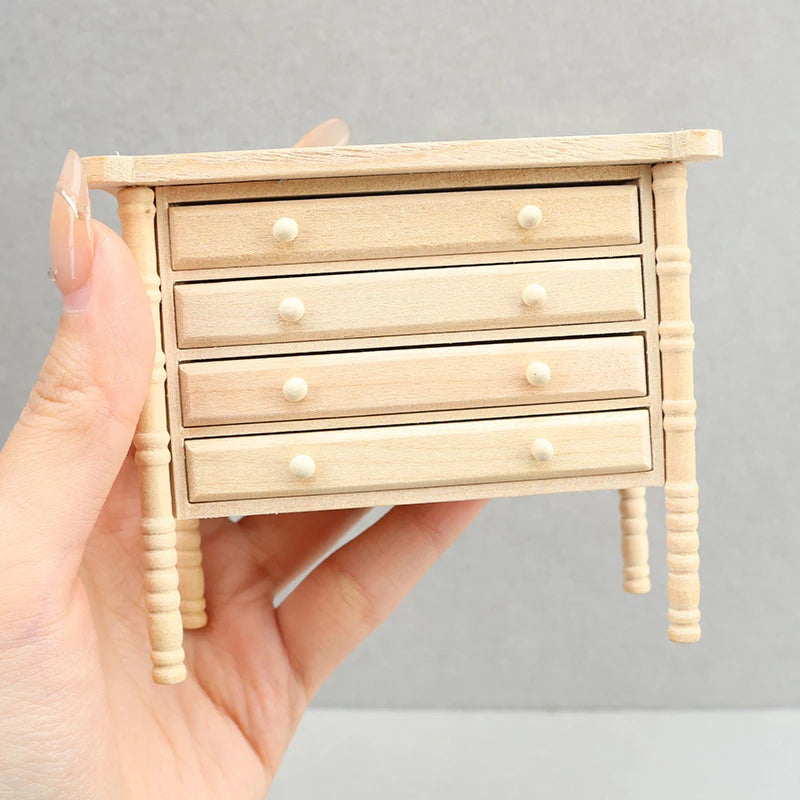 commode miniature bois naturel claire finition classique tiroirs poignées pieds sculptés horloge livre fleurs