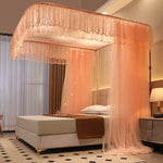 Cette image montre un lit à baldaquin élégant avec des rideaux en voile rose pâle, créant une atmosphère romantique et sophistiquée dans la chambre.