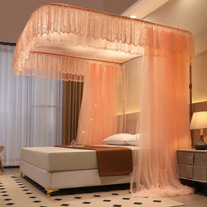 Cette image montre un lit à baldaquin élégant avec des rideaux en voile rose pâle, créant une atmosphère romantique et sophistiquée dans la chambre.