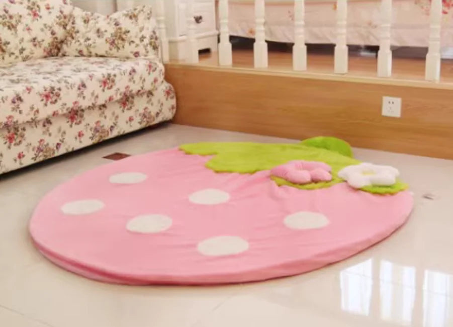 tapis rose enfant décoratif coton lavable fleurs points blancs coussins fraises