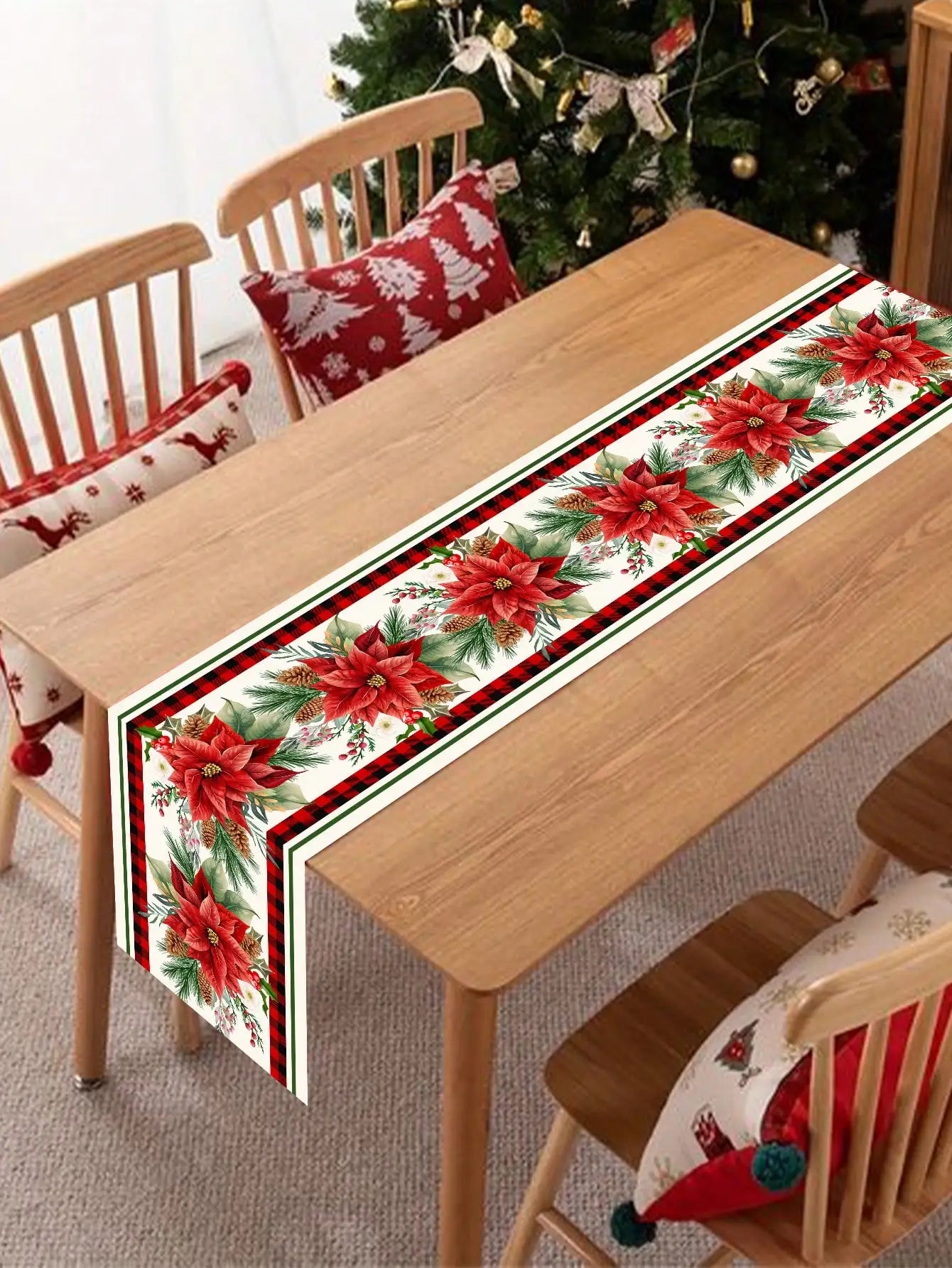 Élégante nappe de table de Noël rouge et verte ornée de fleurs de poinsettia et de motifs de sapins.