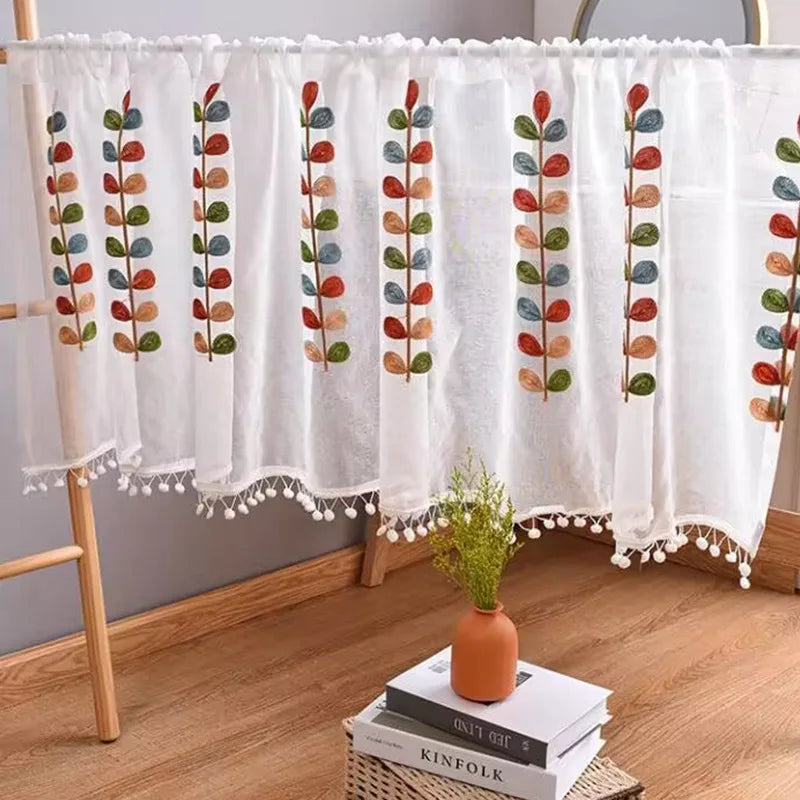 rideau fenêtre polyester brodé feuilles colorées pompons blancs translucides rustique cuisine