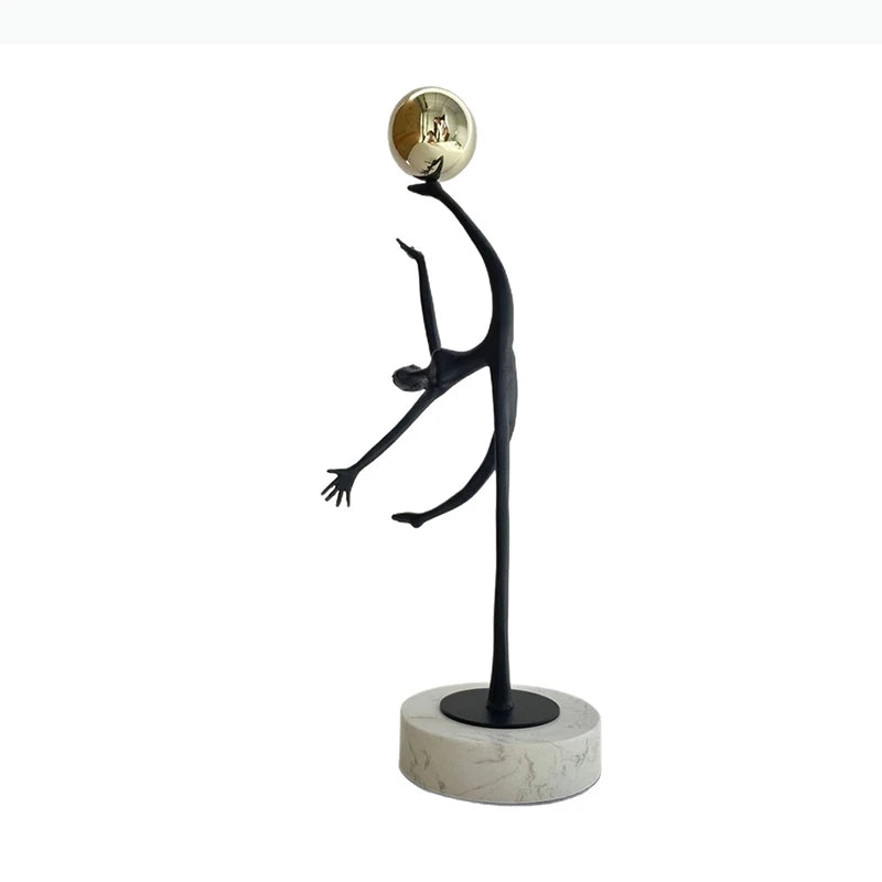 sculpture abstraite moderne danseurs noir boule dorée décoration esthétique minimaliste figure humainestylisée base pierre