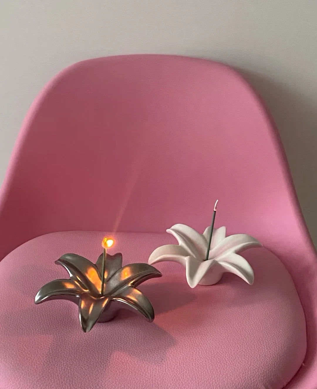 bougie fleur stylisée moderne argentée blanche salon décoration apaisante minimaliste