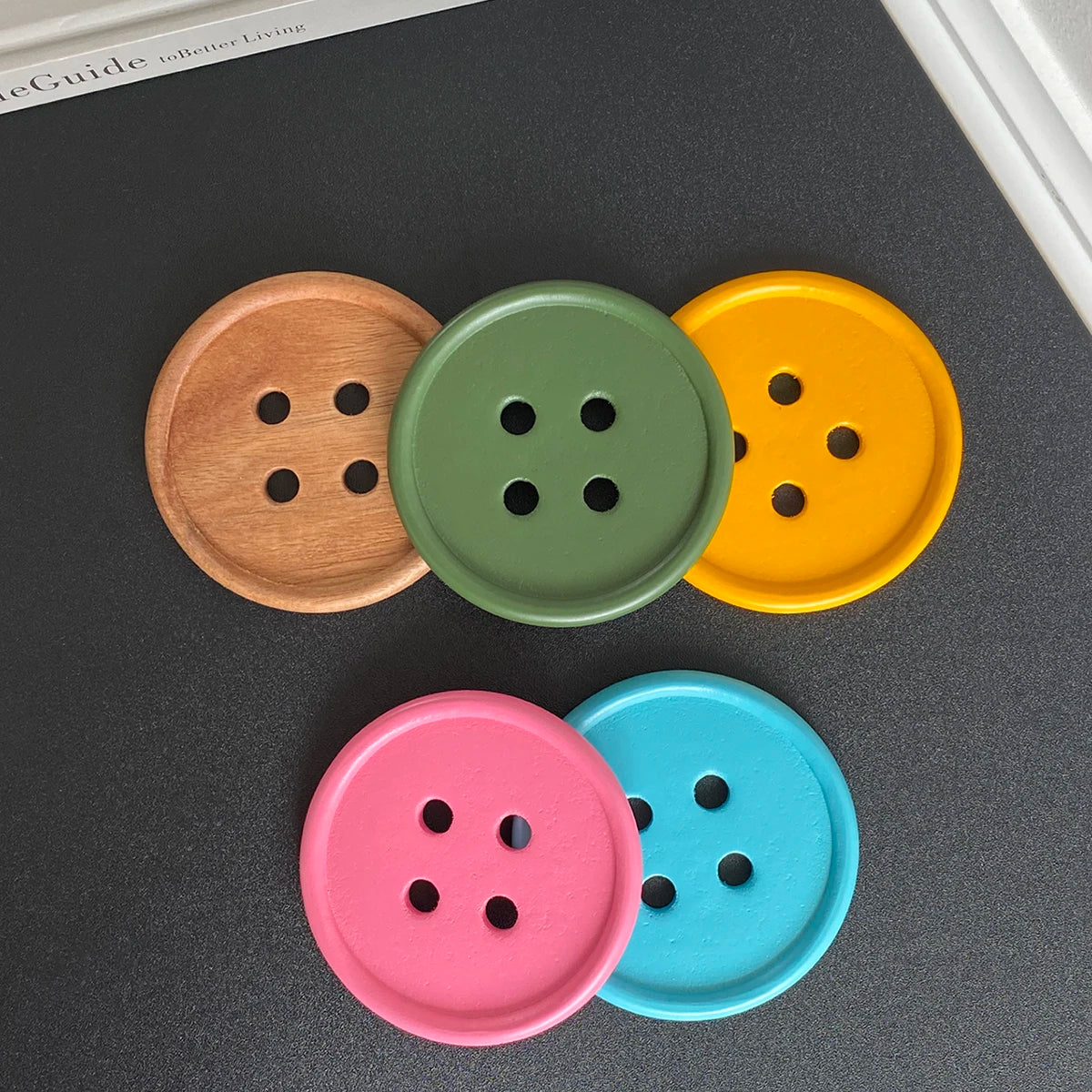coasters bois colorés minimalistes pinks bleus verts jaunes bruns support métallique croix decoration table