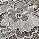 serviette table dentelle blanche motif fleurs élégante décoration table traditionnelle décorative ronde
