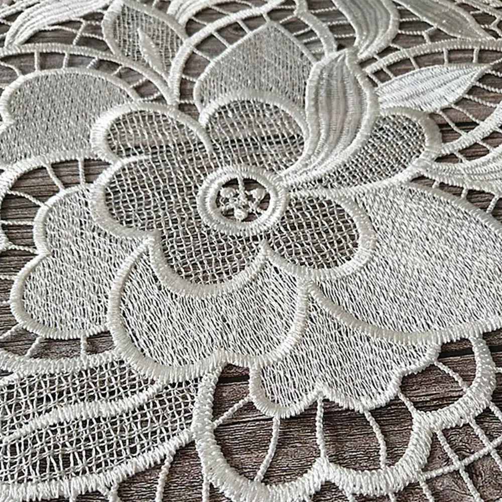 serviette table dentelle blanche motif fleurs élégante décoration table traditionnelle décorative ronde