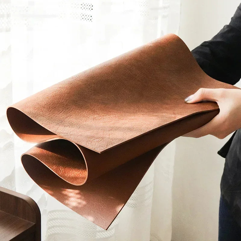 tapis table moderne marron clair texture cuir respectueux environnement théière bols thé pince thé