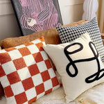 housse coussin décorative polyester coton blanc noir motif carreaux contemporain respectueux environnement maison hospitalière