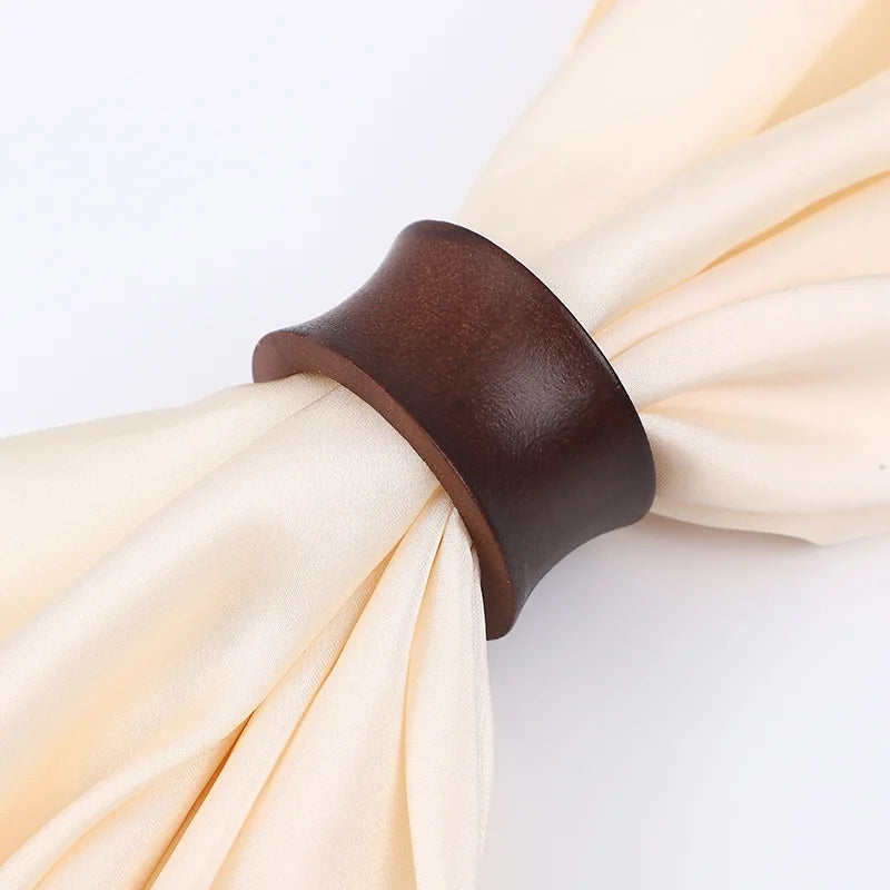 anneau serviette bois classique marron foncé pliées blanc bleu clair fleurs tulipes assiette bois