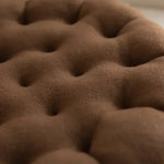Coussin de siège 50x50cm placé sur un fauteuil élégant