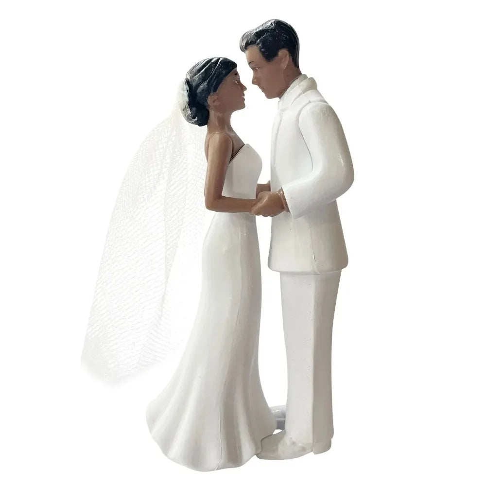 figurines mariés gâteau mariage blanc peau foncée texture lisse voile transparent classique