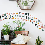 stickers muraux modernes abstraits vert orange rose noir beige formes géométriques points noirs chambre