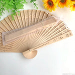 ventilateurs pliants bois naturel motifs ajourés personnalisés mariage invités décoration événement traditionnel champêtre