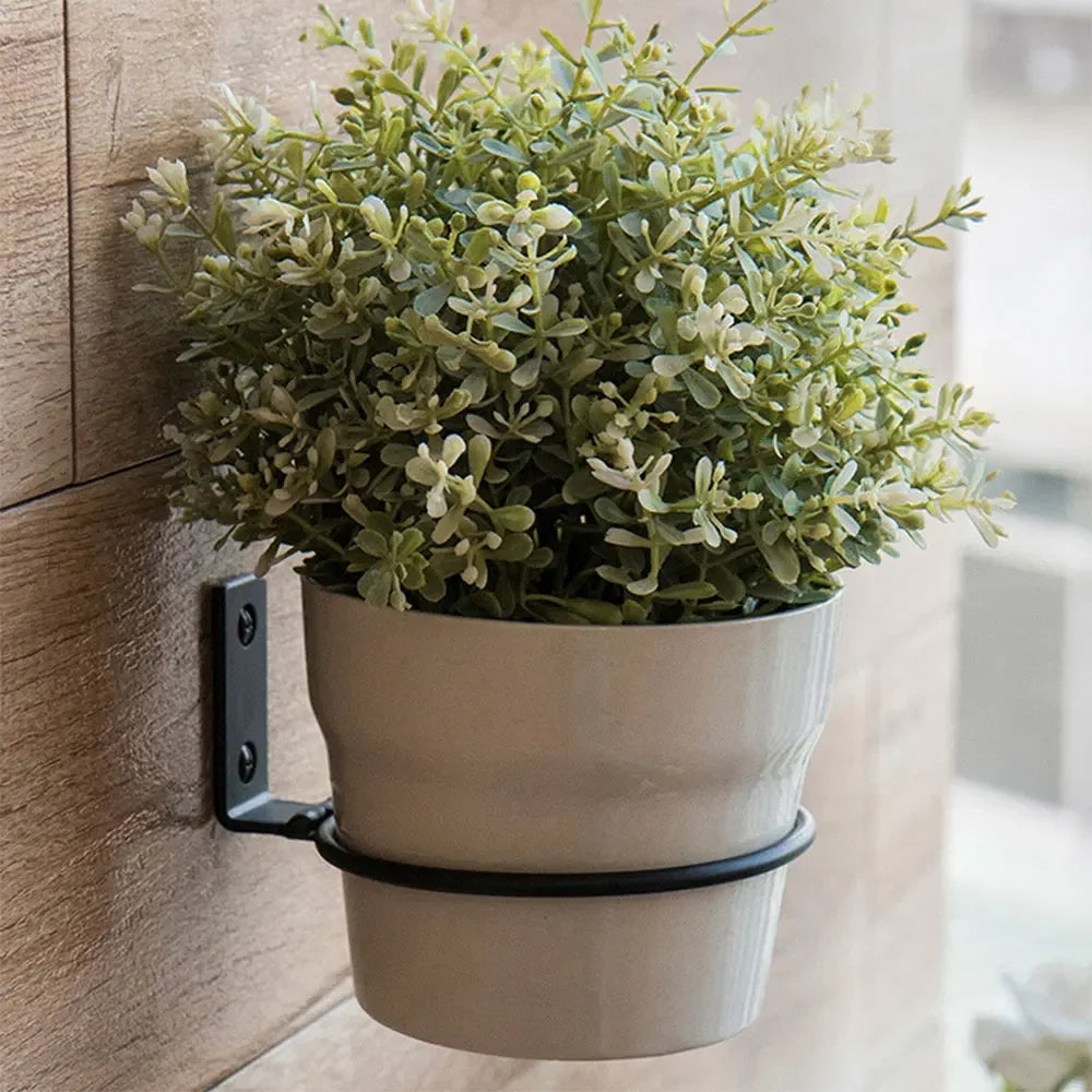 Support utilisé en extérieur sur un mur de jardin