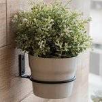 Support utilisé en extérieur sur un mur de jardin