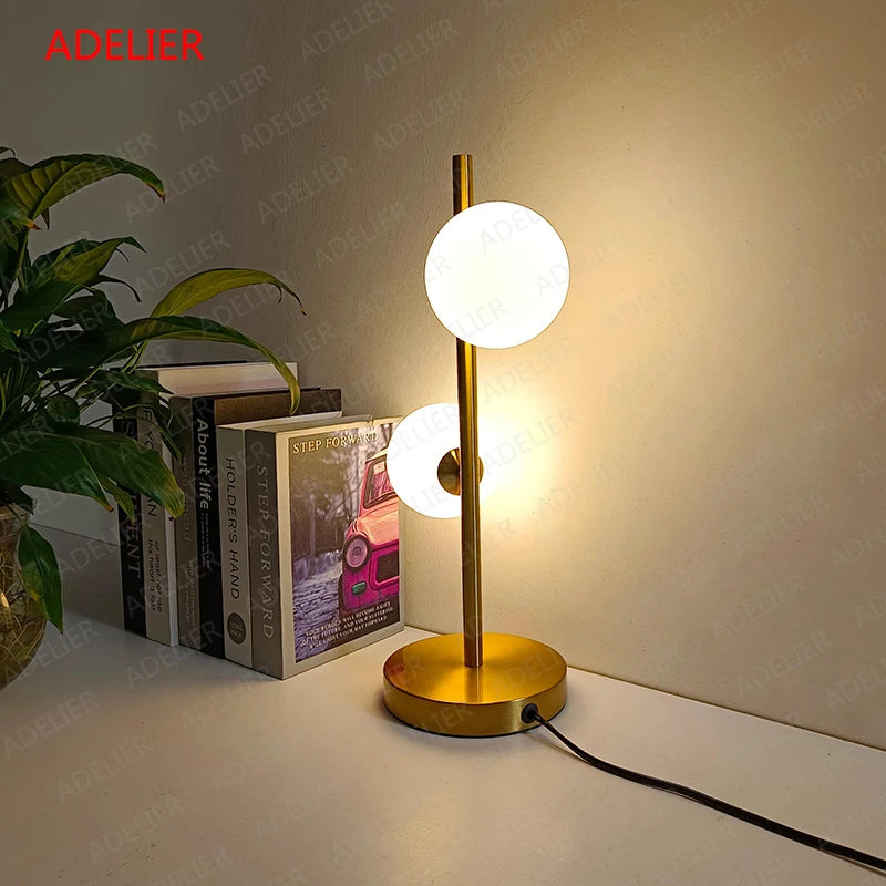 Détail de la lampe boule de verre dans une chambre moderne