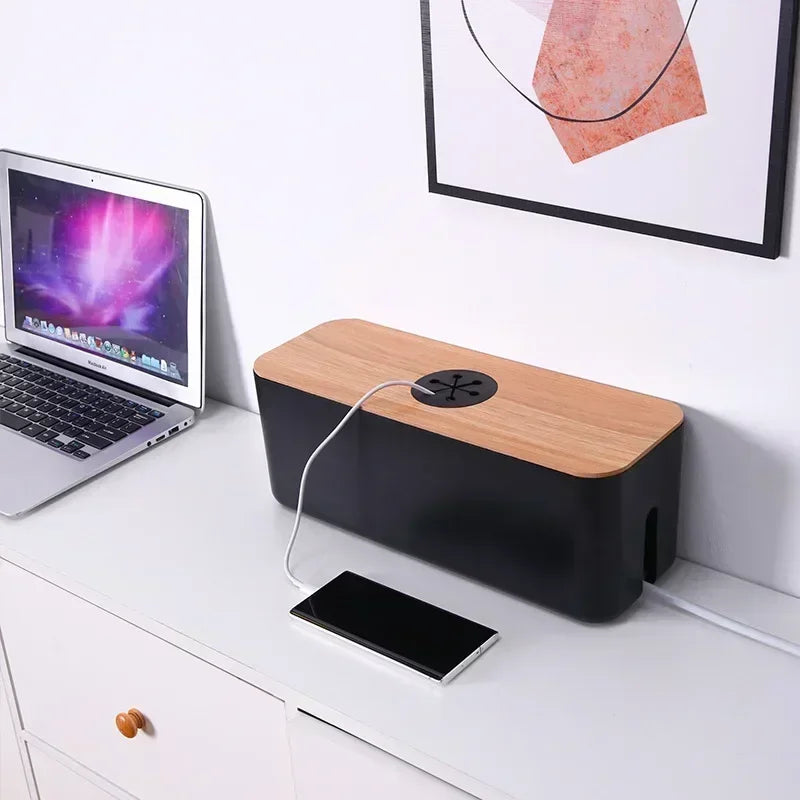 Boîte de rangement câbles en bois noir avec câbles organisés