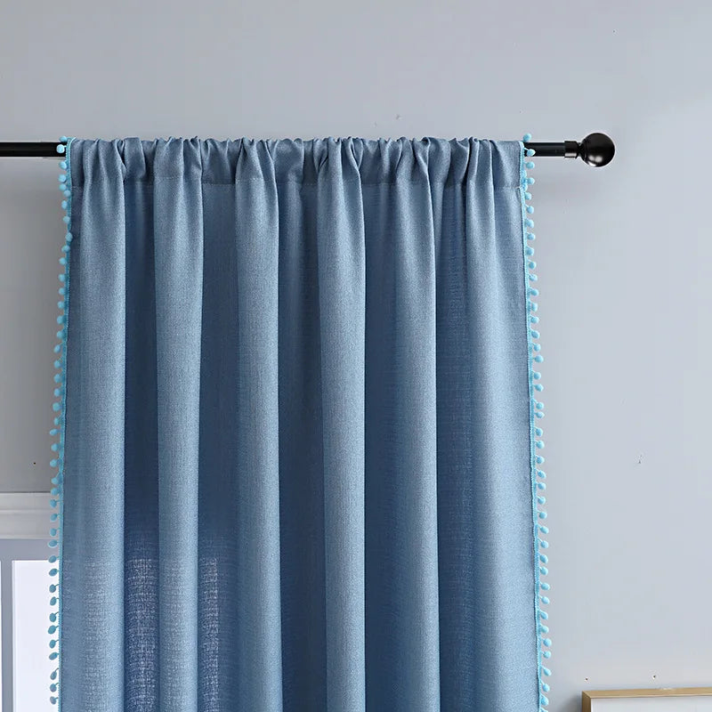 rideau semi transparent polyester texturé pompons bohème blanc bleu gris decoration tringle cordons serrage