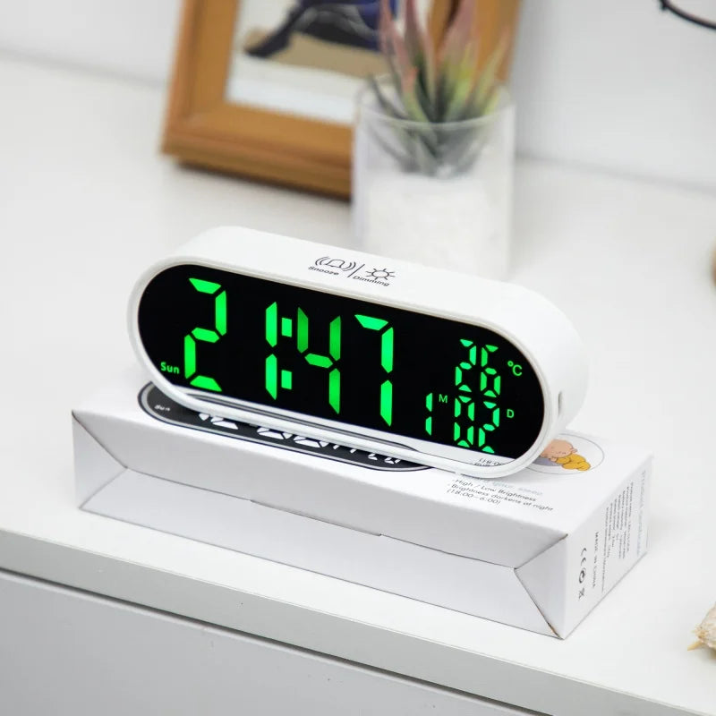 horloge numérique moderne écran led blanc noir vert compact rechargeable alarmes snooze acoustic control