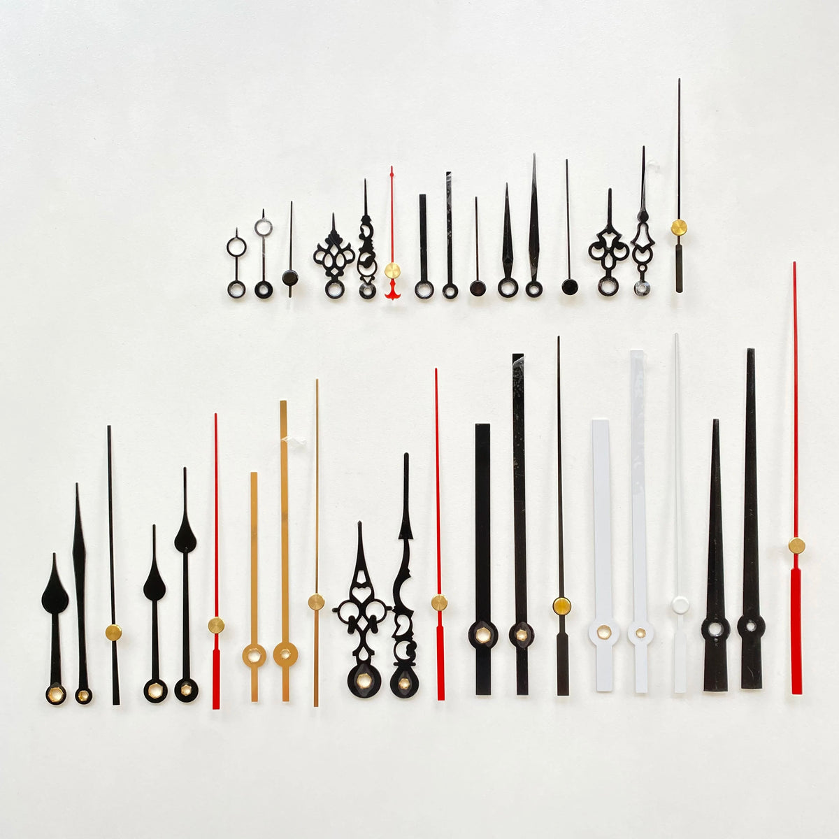 aiguilles horloge murales métal dorées noires blanches rouges modernes élégantes mouvement quartz fixations remplacent