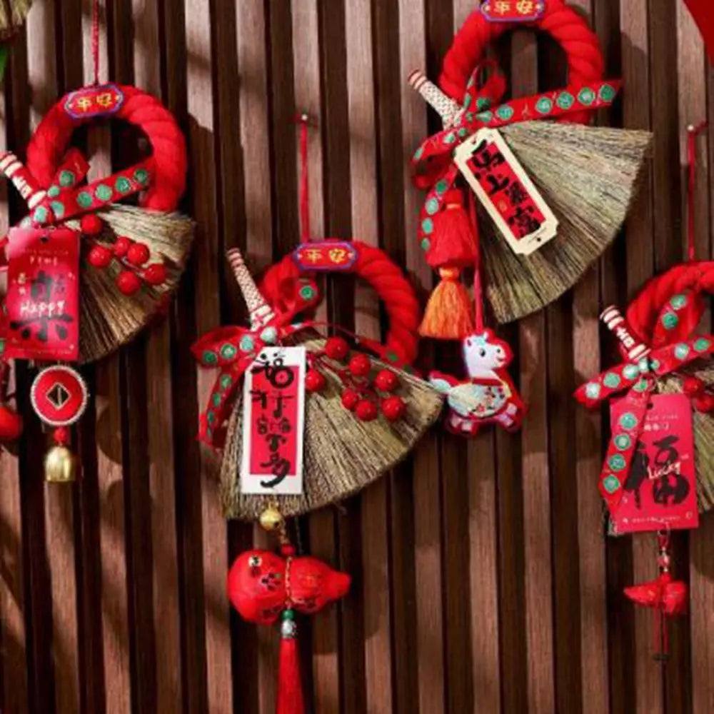 décoration traditionnelle broderie rubans pompons rouge doré vert cloche festive