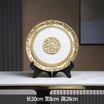 assiette décorative résine ornements floraux baroque blanc doré support pieds
