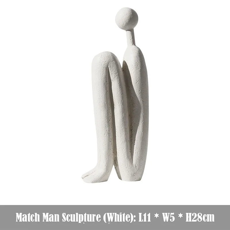 sculpture abstraite minimaliste résine brune blanche texture rugueuse personne assise décoration intérieure étagère salon