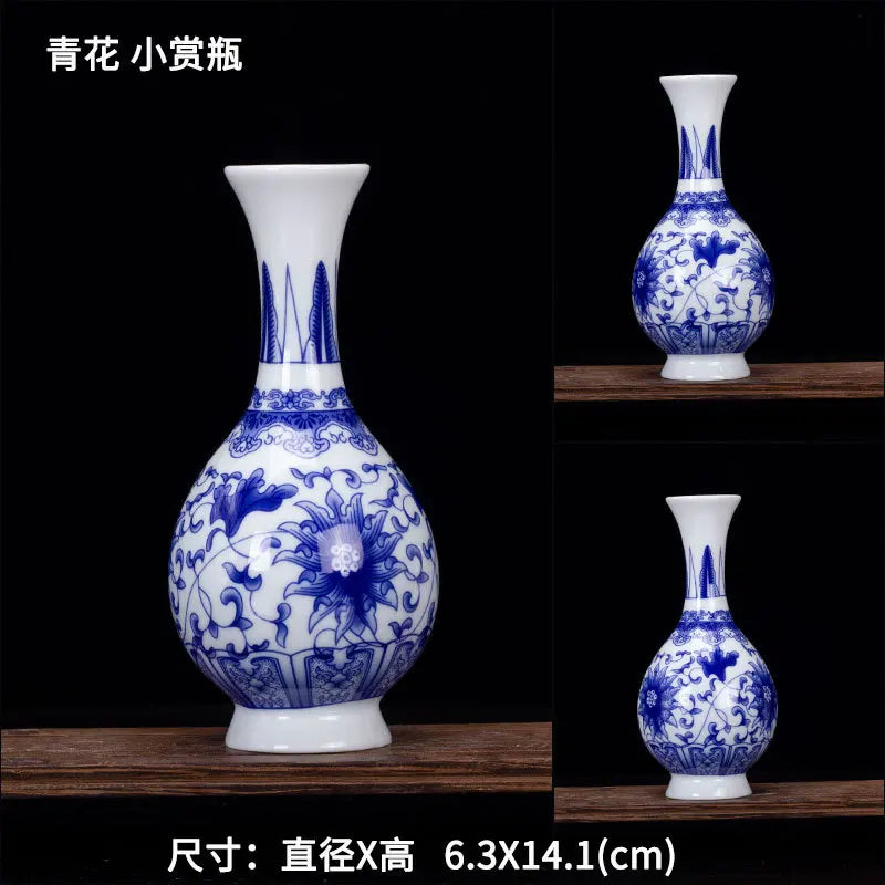 Vase en porcelaine bleu et blanc aux motifs floraux élégants sur fond noir.