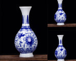 Vase en porcelaine bleu et blanc aux motifs floraux élégants sur fond noir.