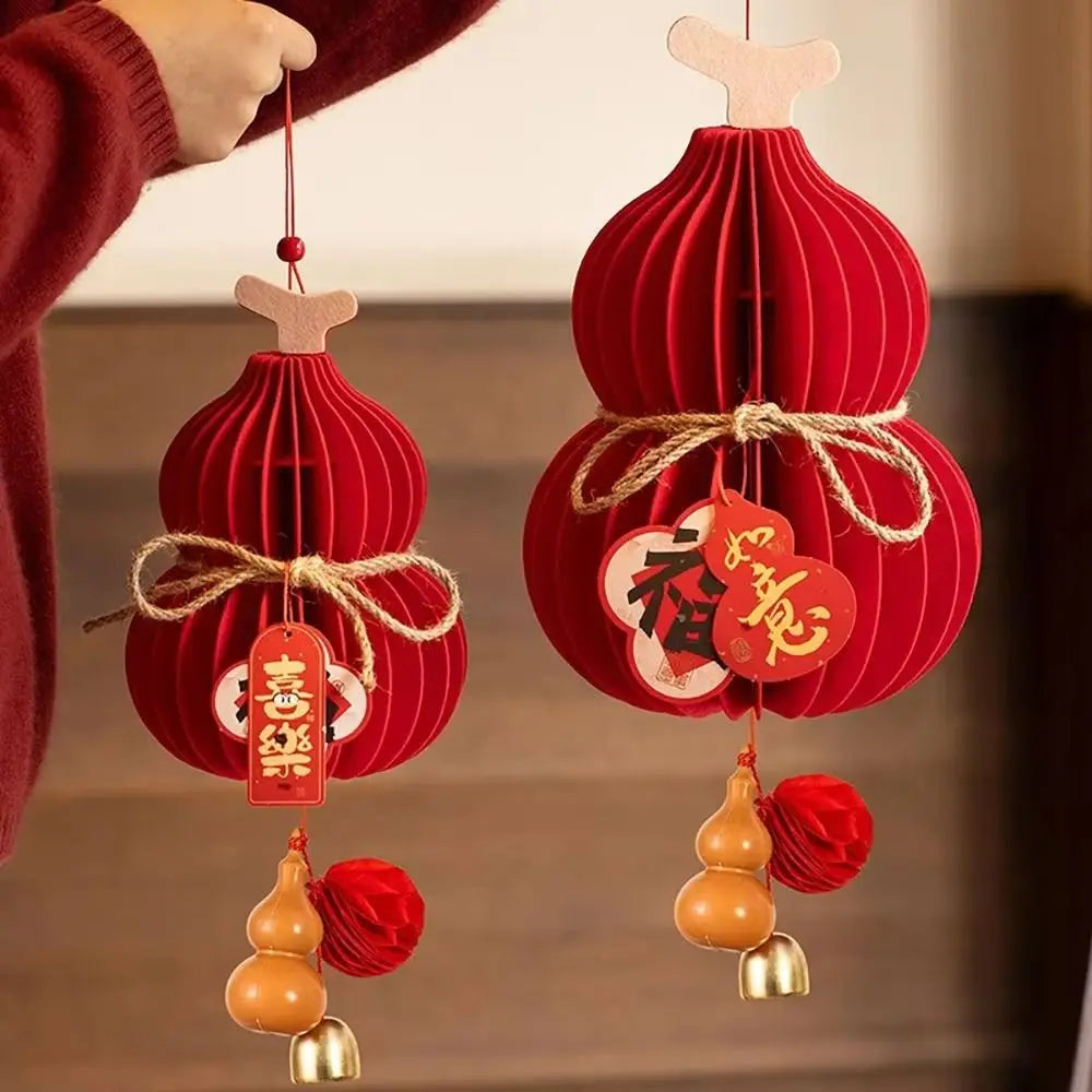 lanterne traditionnelle rouge papier plié relief cloches dorées pompons étiquettes chinoises décoration festive anniversaire