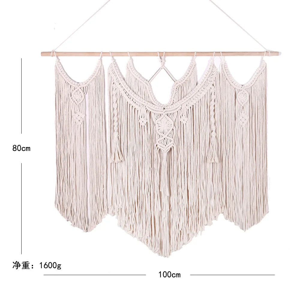tapisserie macramé boho chic motifs géométriques franges beige clair tige bois crochets métalliques
